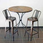 table et tabourets industriels